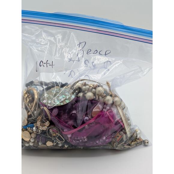 ‘Reese’ Repurpose/Craft/Possible Wearable Over 4 Pounds Mystery Jewelry Bag - Picture 6 of 8